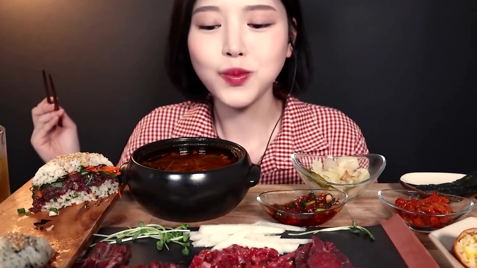 BOKI小姐姐,吃牛杂汤,肉片汉堡